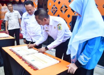 SINJAI.GREGET.Id – Menyusul pemberian penghargaan sebelumnya untuk beberapa mantan Bupati Sinjai yang Namanya diabadikan pada fasilitas umum milik pemerintah daerah, seperti Taman Hutan Rakyat (Tahura) Andi Abd. Latief, Stadion Andi Bintang, kini dua mantan Bupati Sinjai lainnya Sinjai kembali mendapat penghargaan. Hal ini diumumkan oleh Penjabat (Pj) Bupati Sinjai, Andi Jefrianto Asapa, dalam peresmian Gedung Layanan Perpustakaan Daerah Dinas Perpustakaan dan Kearsipan Sinjai, Rabu (22/01/2025). Kedua mantan Bupati Sinjai yang mendapat penghargaan adalah Andi Azikin (Bupati 1963-1967) yang namanya diabadikan pada perubahan nama Gedung Pertemuan Sinjai Bersatu menjadi Auditorium Andi Azikin. Sementara penghargaan untuk mantan Bupati lainnya diberikan kepada H. Sabirin Yahya yang namanya diabadikan Lapangan Indoor Futsal menjadi Gelanggang H. Sabirin Yahya. (Bupati Sinjai 2013-2018). Menurut Andi Jefrianto Asapa, pemberian nama ini merupakan bentuk penghormatan atas jasa besar keduanya dalam memajukan Kabupaten Sinjai. “Keberadaan kedua fasilitas ini diharapkan mampu memenuhi kebutuhan masyarakat Sinjai yang lebih representatif, baik di bidang kepariwisataan maupun keolahragaan,” ujar Andi Jefrianto. Melalui pengabadian nama ini, Pemkab Sinjai berharap masyarakat dapat terus mengenang jasa-jasa pemimpin yang telah berkontribusi besar bagi pembangunan daerah. Acara ini juga ditandai dengan penandatanganan prasasti nama fasilitas oleh Pj Bupati, disaksikan oleh Pj Ketua TP PKK Sinjai Rini Andi Jefrianto Asapa, Ketua DPRD Sinjai Andi Jusman, unsur Forkopimda Sinjai, serta Kepala OPD Pemkab Sinjai. Turut hadir dalam kegiatan ini Kepala Pusat Pengembangan Perpustakaan Umum dan Khusus Republik Indonesia, Hj. Nani Suryani, yang memberikan apresiasi atas komitmen Pemkab Sinjai dalam meningkatkan pelayanan publik. Penandatanganan Prasasti Oleh Pj Bupati Sinjai