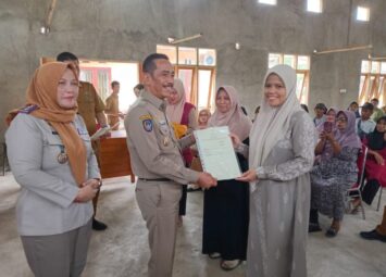Pj Bupati Serahkan Sertifikat Tanah PTSL