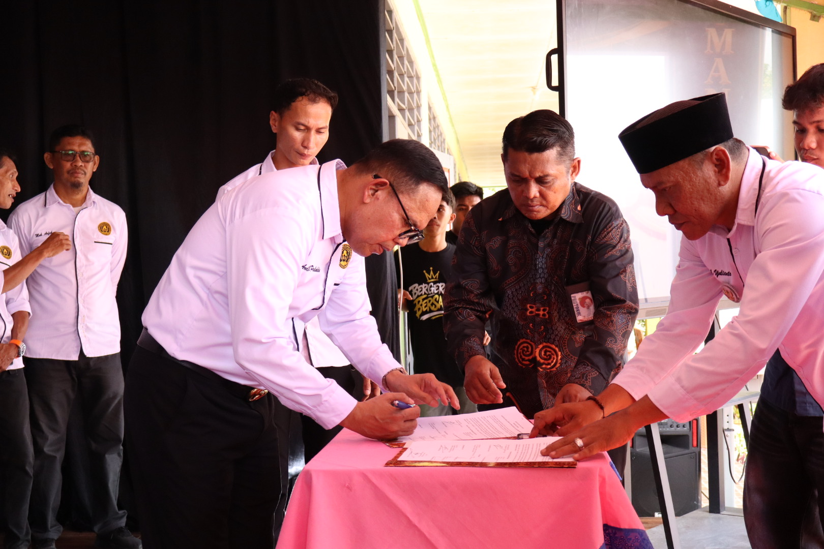 Ketua-Umum-Ika-SMA-Neg-8-Bone